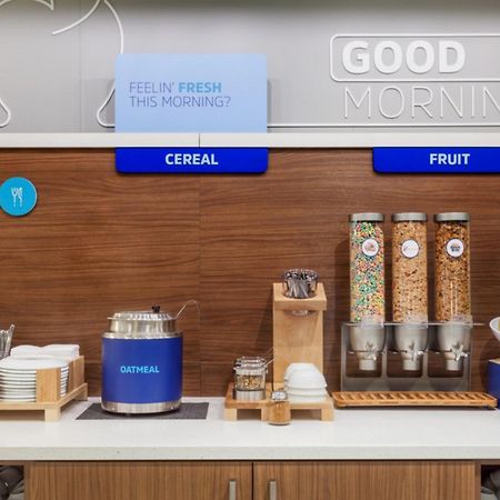Holiday Inn Express & Suites Clinton By Ihg Buitenkant foto