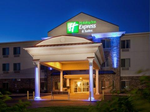 Holiday Inn Express & Suites Clinton By Ihg Buitenkant foto