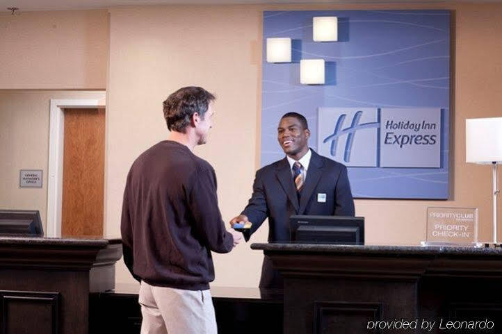 Holiday Inn Express & Suites Clinton By Ihg Buitenkant foto